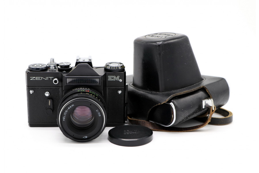Зеркальная камера Зенит ЕМ + Гелиос-44М (СССР)