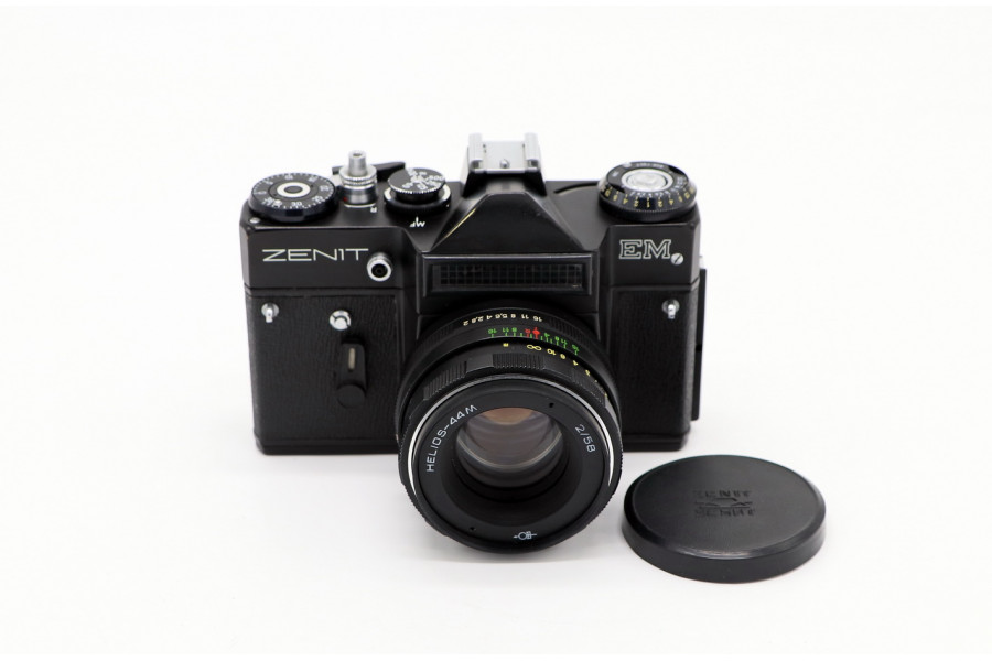 Зеркальная камера Зенит ЕМ + Гелиос-44М (СССР)