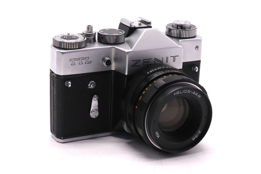 Ранний фотоаппарат Зенит ТТЛ (СССР, 1977)