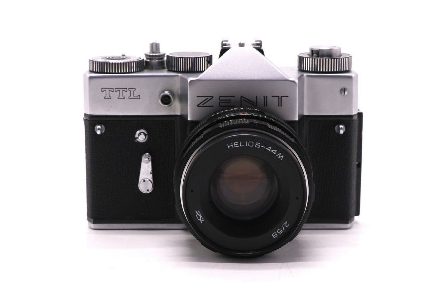 Ранний фотоаппарат Зенит ТТЛ (СССР, 1977)
