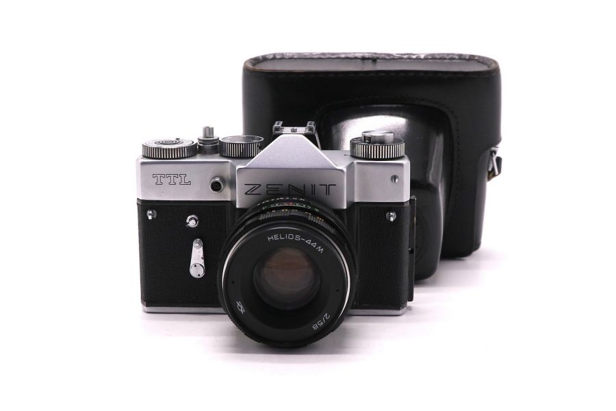 Ранний фотоаппарат Зенит ТТЛ (СССР, 1977)