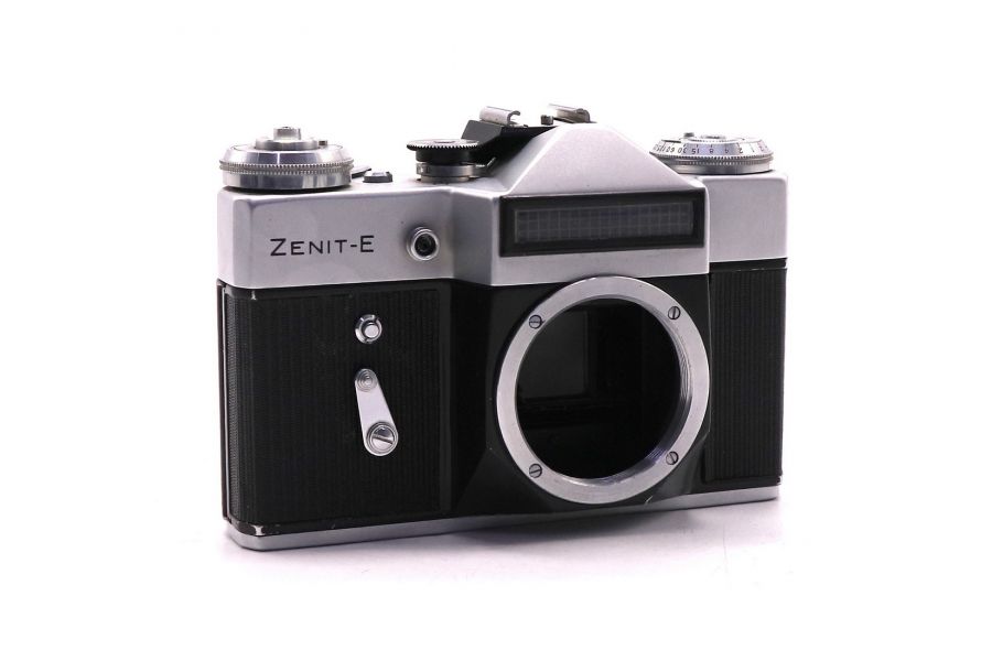Советский малоформатный фотоаппарат Зенит Е body