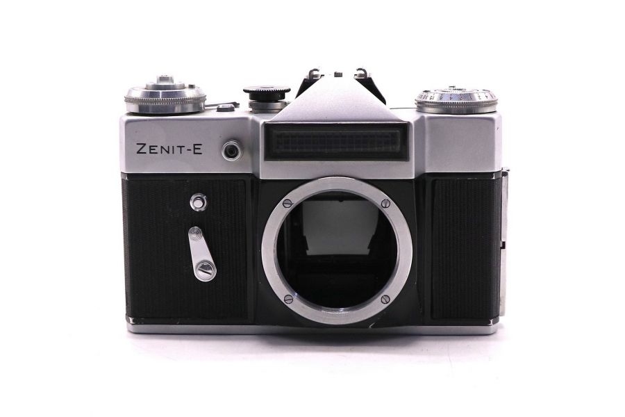Советский малоформатный фотоаппарат Зенит Е body