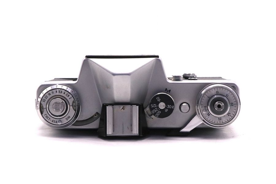 Советский малоформатный фотоаппарат Зенит Е body