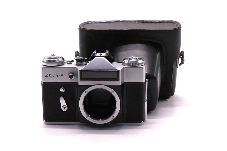 Советский малоформатный фотоаппарат Зенит Е body