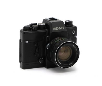 Советский зеркальный фотоаппарат Зенит 19 kit