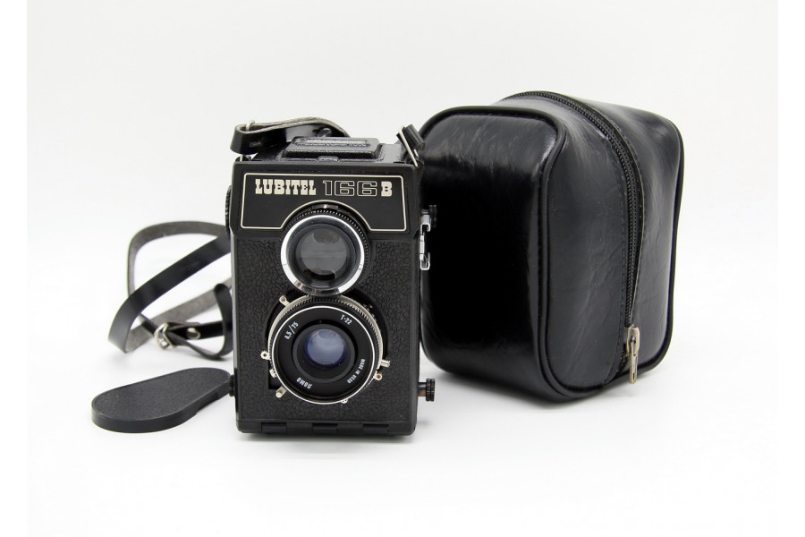 Советский зеркальный фотоаппарат Любитель 166В