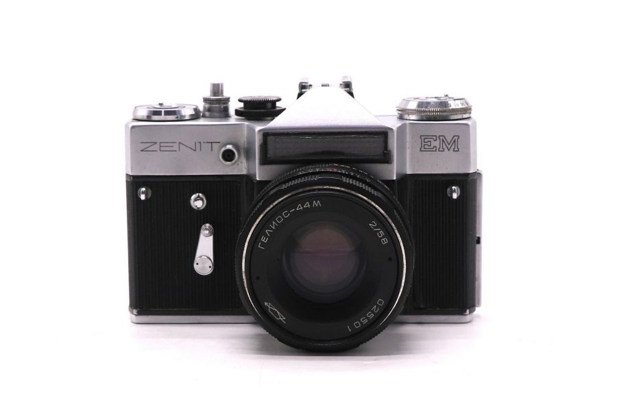 Зеркальный фотоаппарат Зенит ЕМ kit silver (СССР, 1976)