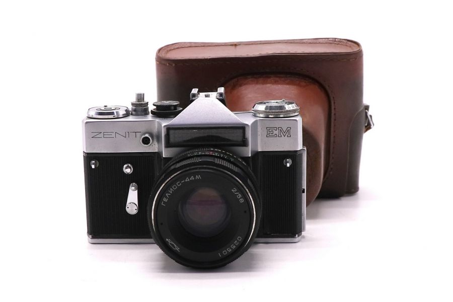 Зеркальный фотоаппарат Зенит ЕМ kit silver (СССР, 1976)