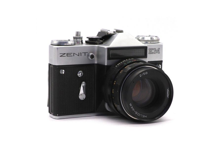 Зеркальный фотоаппарат Зенит ЕМ kit silver (СССР, 1976)