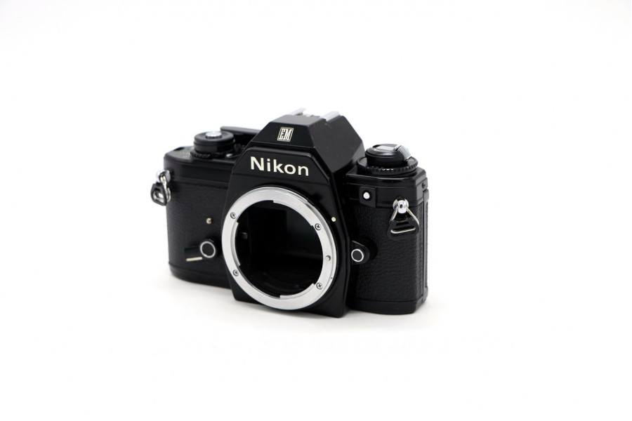 Любительский зеркальный фотоаппарат Nikon EM body