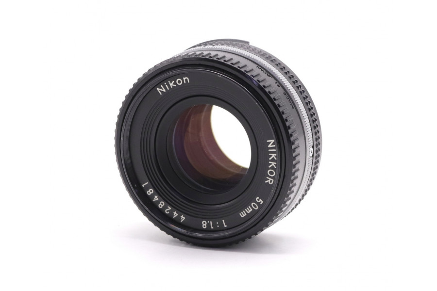 Светосильный Nikon 50mm f/1.8 Nikkor блинчик