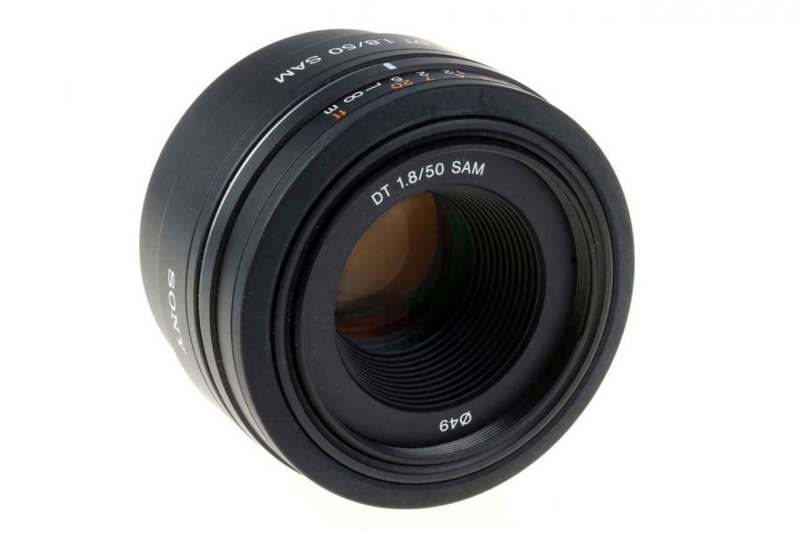 Объектив Sony DT 50mm f/1.8 SAM в упаковке