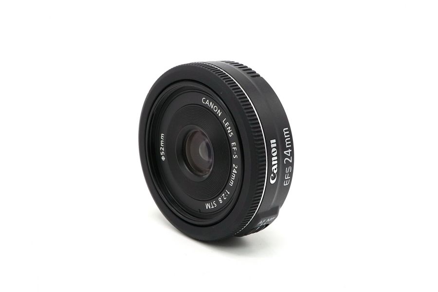 Объектив Canon EF-S 24mm f/2.8 STM в упаковке