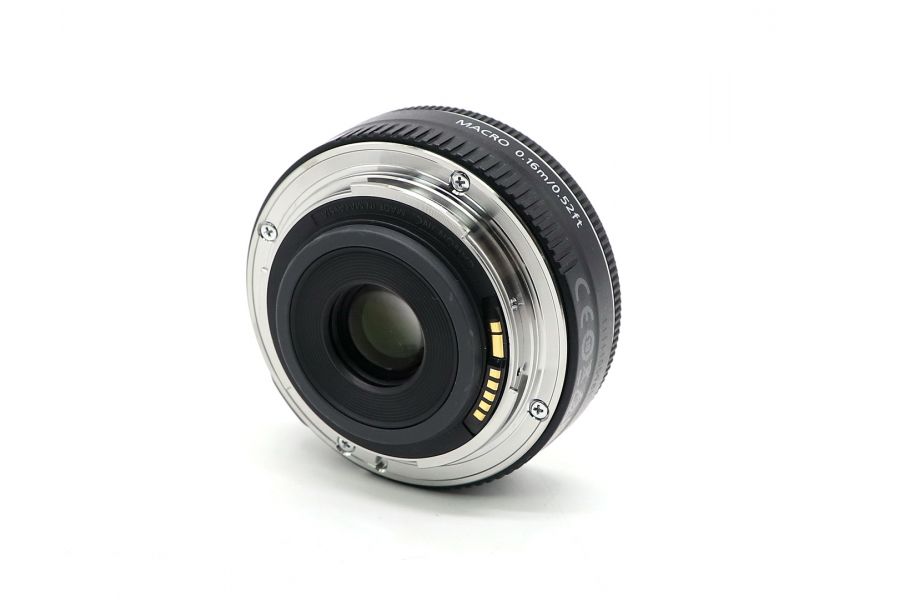Объектив Canon EF-S 24mm f/2.8 STM в упаковке