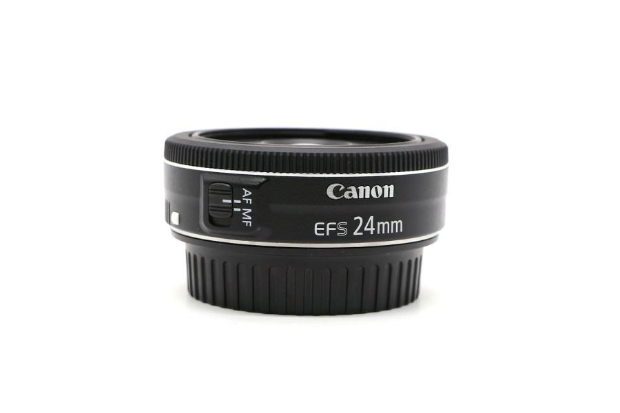 Объектив Canon EF-S 24mm f/2.8 STM в упаковке
