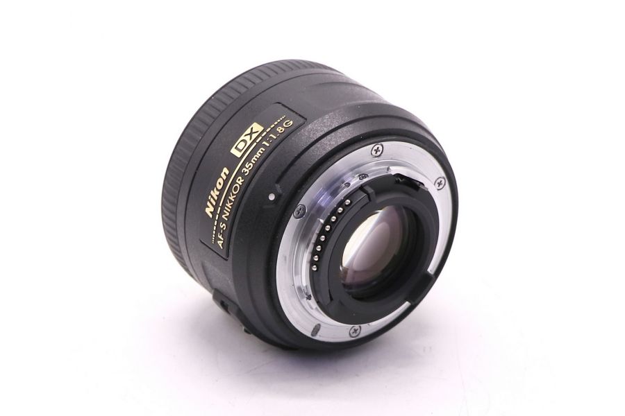 Объектив Nikon 35mm f/1.8G AF-S DX Nikkor в упаковке