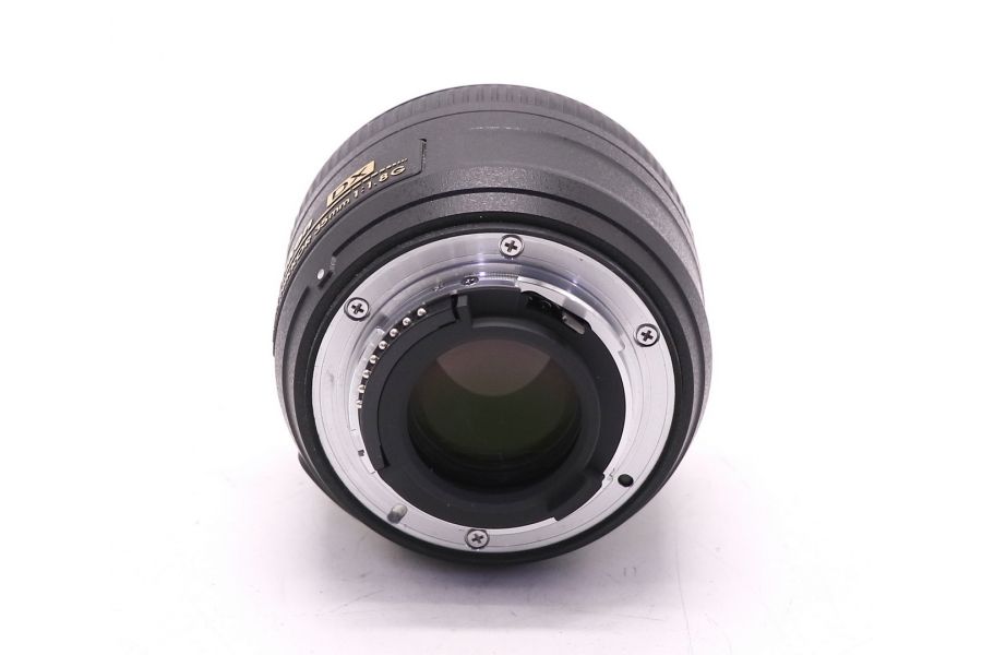 Объектив Nikon 35mm f/1.8G AF-S DX Nikkor в упаковке