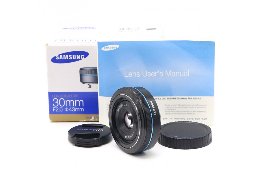 Объектив Samsung 30mm f/2 Pancake в упаковке