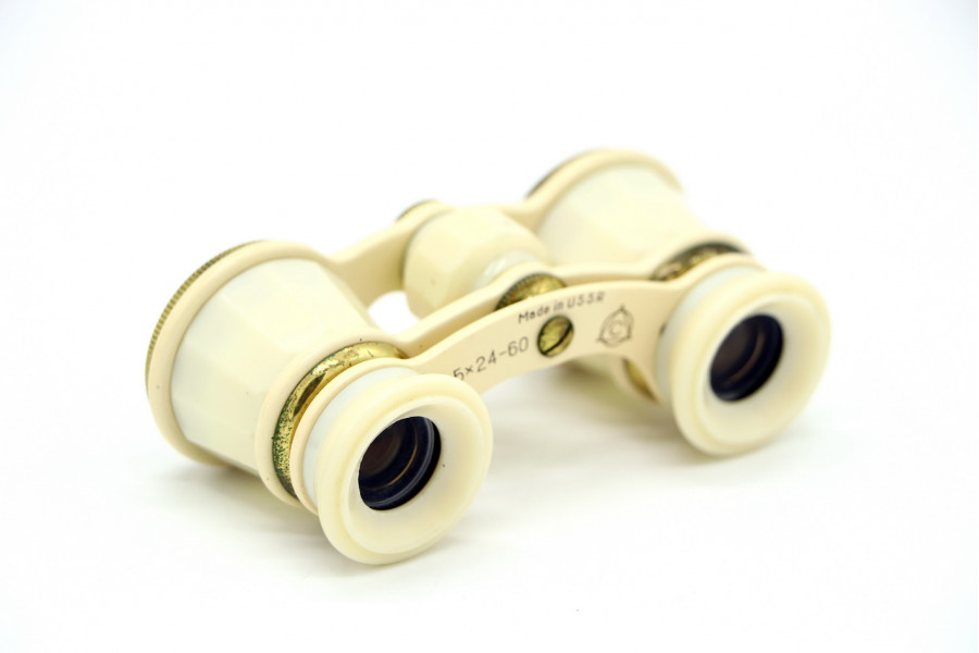 Бинокль театральный 2,5х60 белого цвета (СССР)