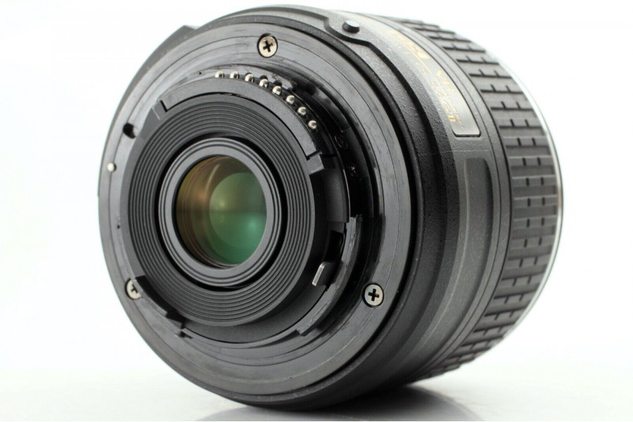 Объектив Nikon 18-55mm f/3.5-5.6G AF-S VR II DX Zoom-Nikkor