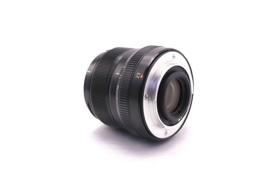 Компактный Fujifilm XF 23mm F2 R WR в упаковке