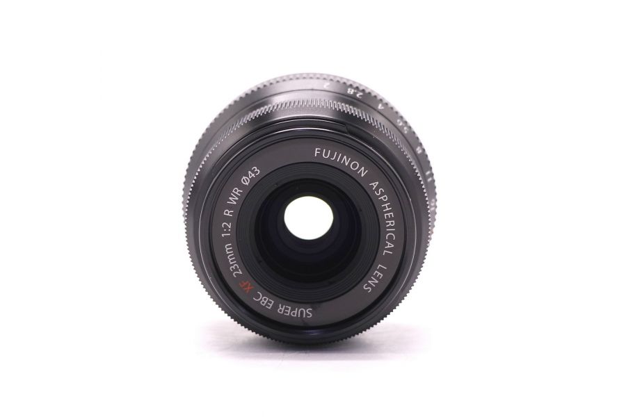Компактный Fujifilm XF 23mm F2 R WR в упаковке