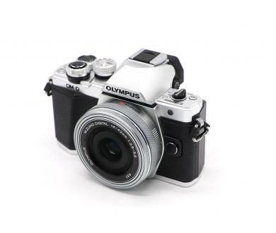 Olympus OM-D E-M10 Mark II kit silver (пробег 4460 кадров)