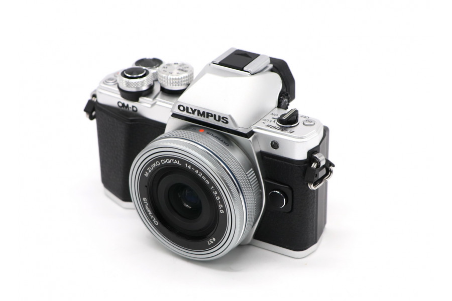 Olympus OM-D E-M10 Mark II kit silver (пробег 4460 кадров)