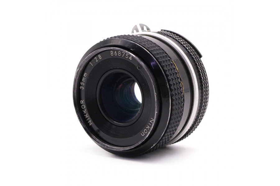 Широкоугольный объектив Nikon 35mm f/2.8 Nikkor