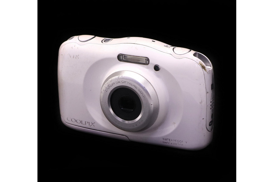 Компактная камера Nikon Coolpix W100 в упаковке