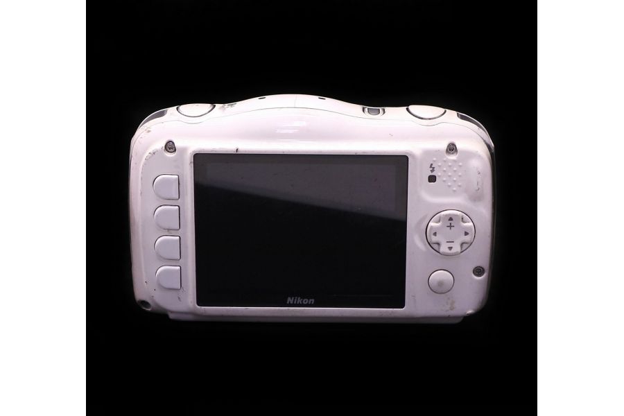 Компактная камера Nikon Coolpix W100 в упаковке