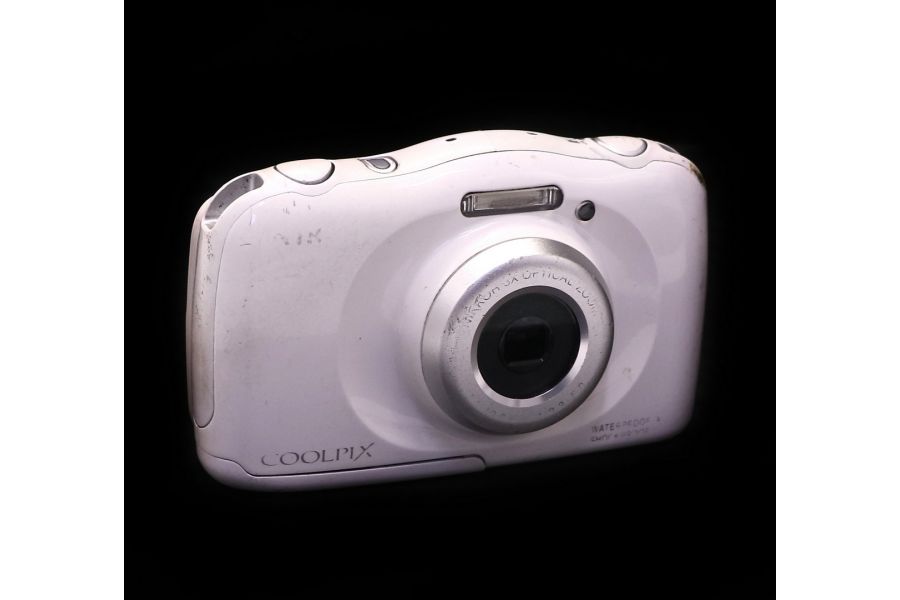 Компактная камера Nikon Coolpix W100 в упаковке