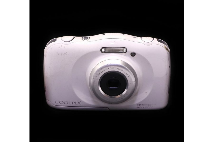 Компактная камера Nikon Coolpix W100 в упаковке