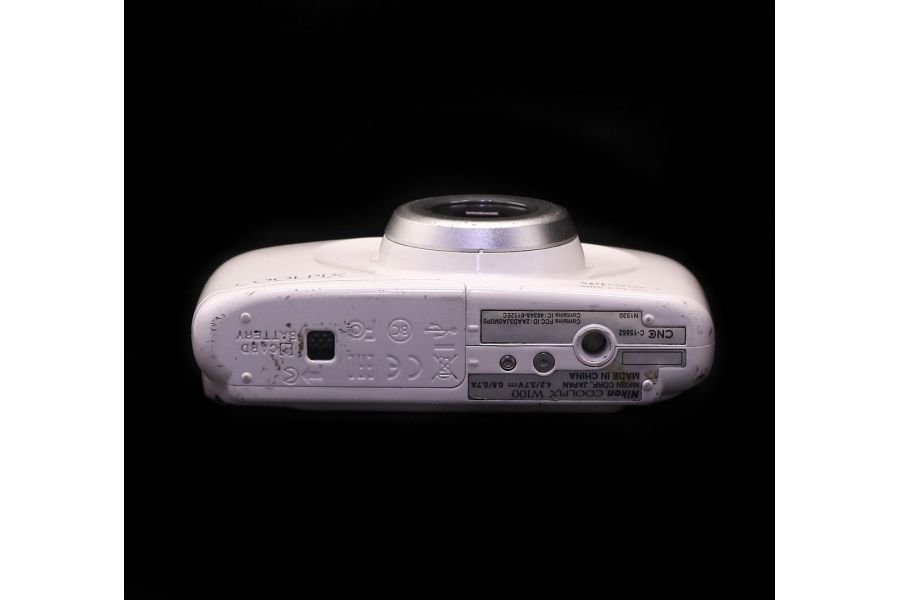 Компактная камера Nikon Coolpix W100 в упаковке