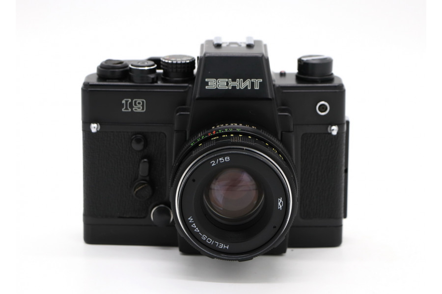Советский фотоаппарат Зенит 19 kit - Гелиос-44М