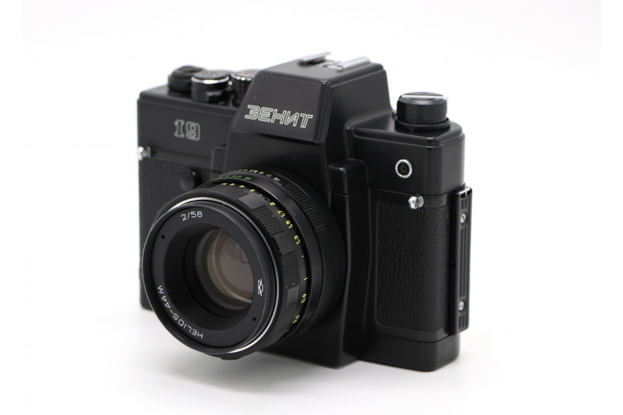 Советский фотоаппарат Зенит 19 kit - Гелиос-44М