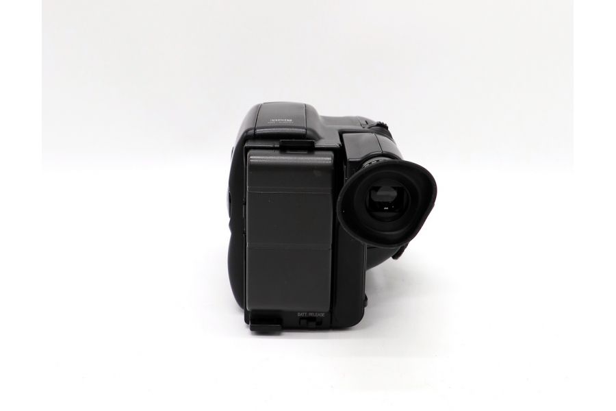 С 14-кратным зумом видеокамера JVC GR-AX627 