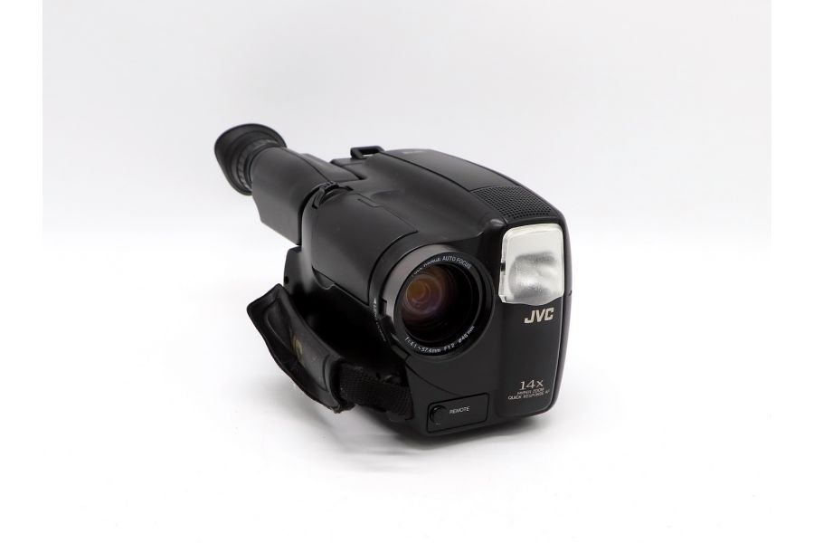 С 14-кратным зумом видеокамера JVC GR-AX627 
