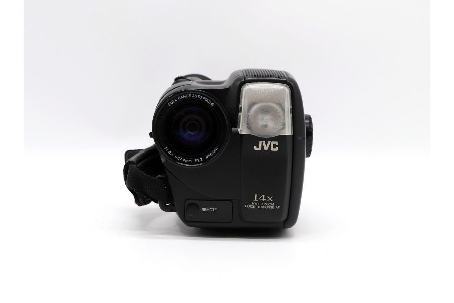 С 14-кратным зумом видеокамера JVC GR-AX627 