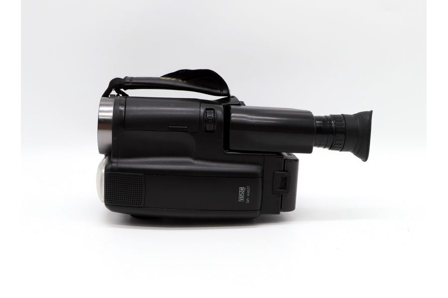 С 14-кратным зумом видеокамера JVC GR-AX627 