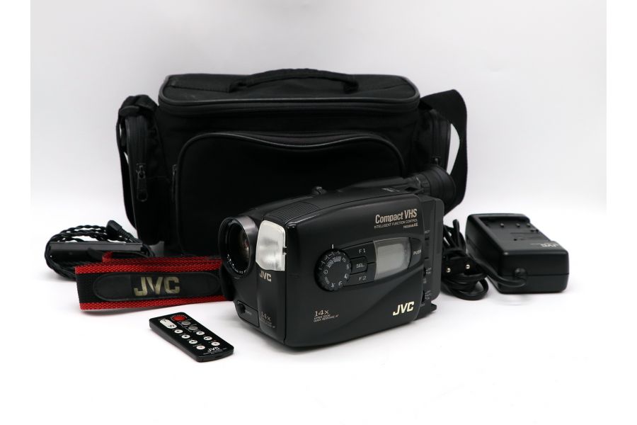 С 14-кратным зумом видеокамера JVC GR-AX627 
