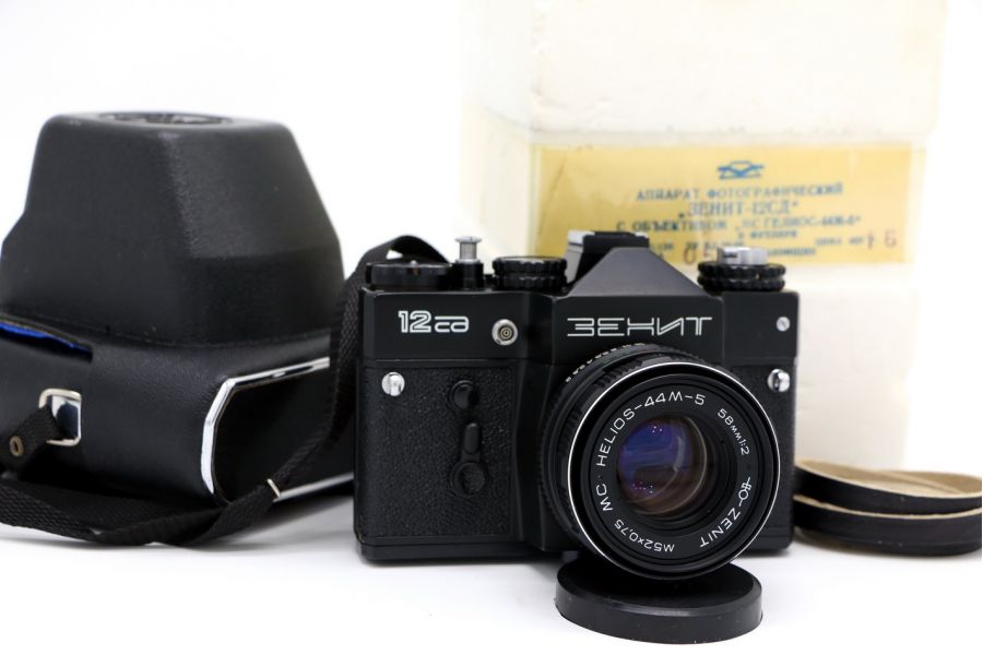 Зеркальный фотоаппарат Зенит 12СД в упаковке