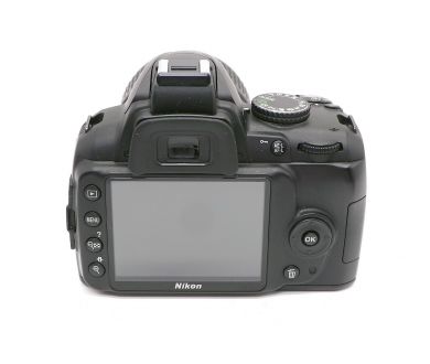 Nikon D3000 kit (пробег 4760 кадров)
