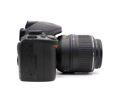Nikon D3000 kit (пробег 4760 кадров)