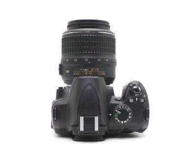 Nikon D3000 kit (пробег 4760 кадров)