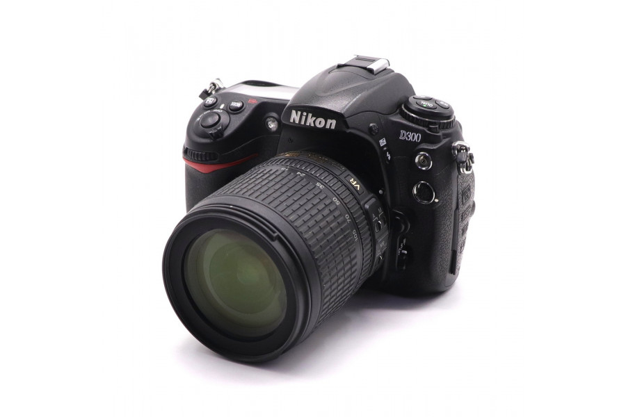Nikon D3000 + Nikon 18-105mm f/3.5-5.6G AF-S ED DX VR Nikkor (пробег 54110 кадров)
