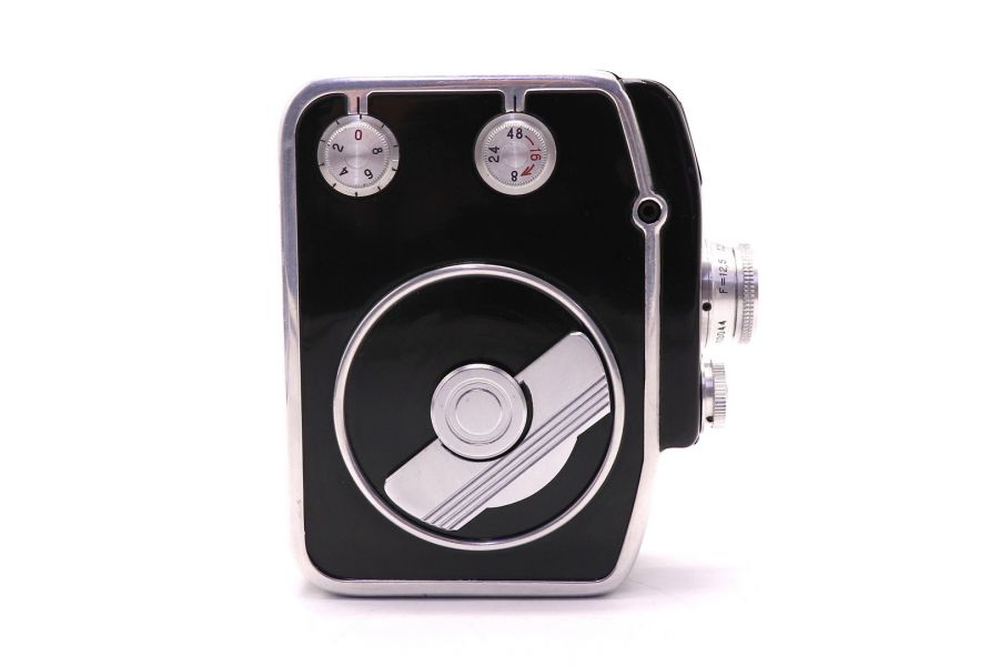 Черная любительская 8-мм кинокамера Экран (СССР)