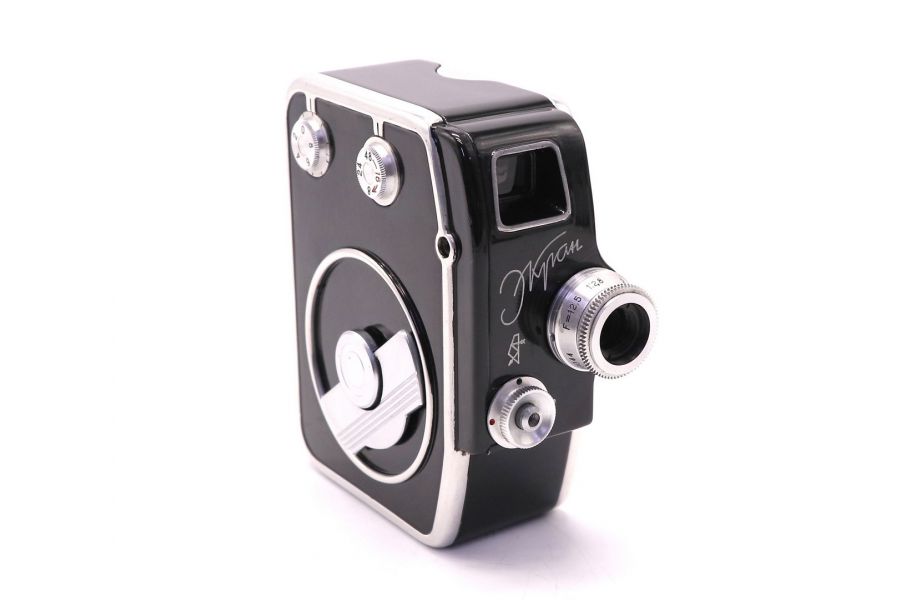 Черная любительская 8-мм кинокамера Экран (СССР)