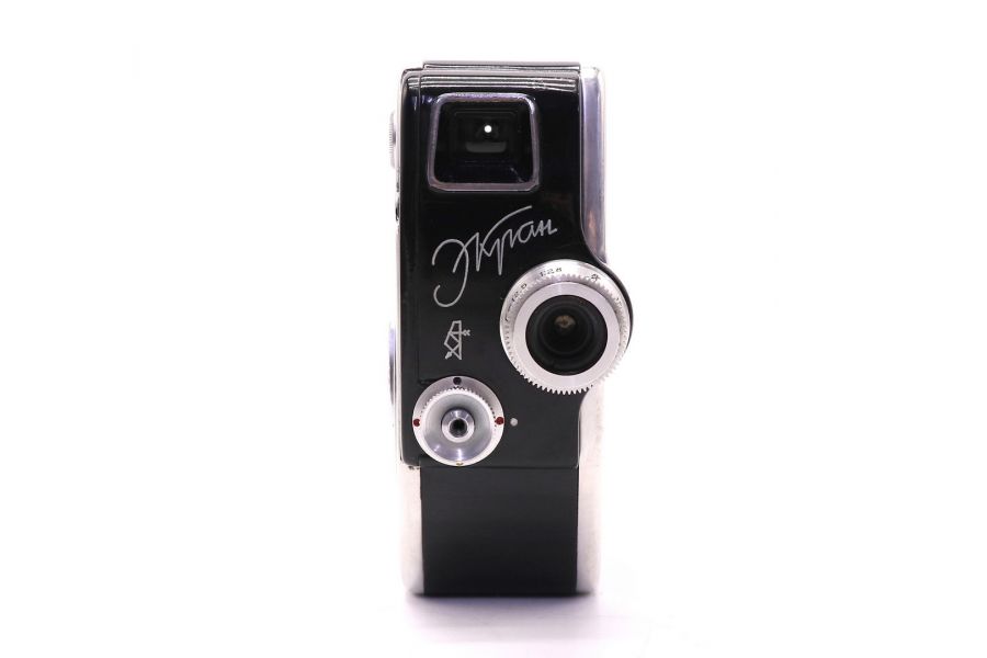 Черная любительская 8-мм кинокамера Экран (СССР)